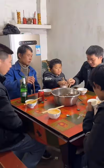 小馬雲父親與表哥和解,喝酒握手再度合作,小馬雲坐一旁只顧乾飯