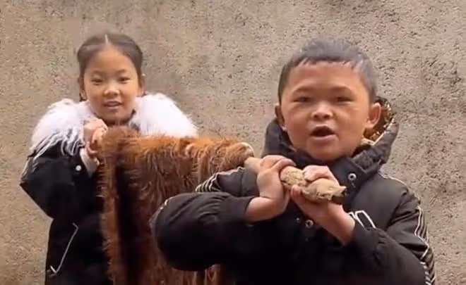 小馬雲父親與表哥和解,喝酒握手再度合作,小馬雲坐一旁只顧乾飯