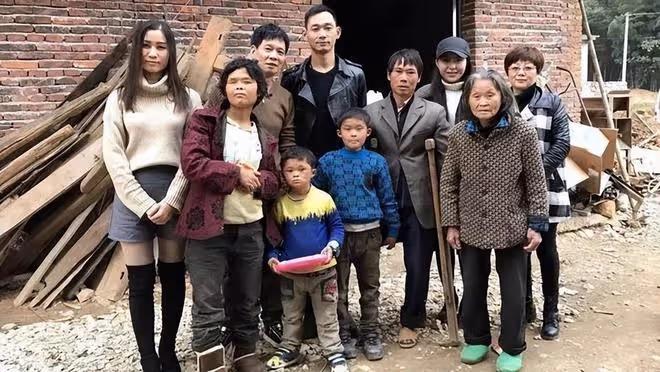 小馬雲父親與表哥和解,喝酒握手再度合作,小馬雲坐一旁只顧乾飯