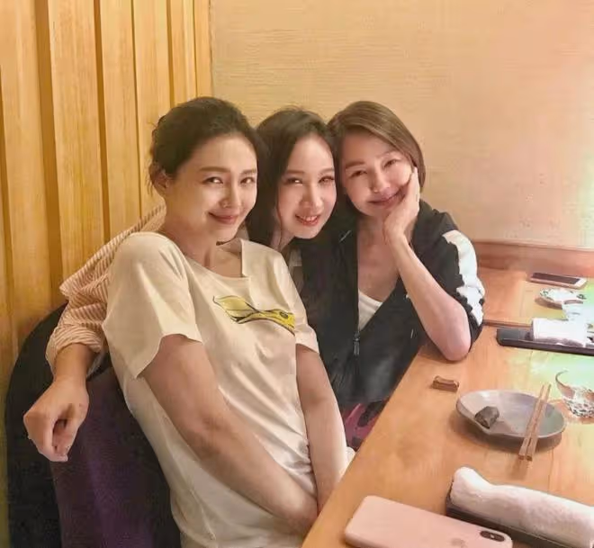 具俊曄是懂營銷的，送粉絲與大S的夫妻合體寫真，強塞路人簽名照