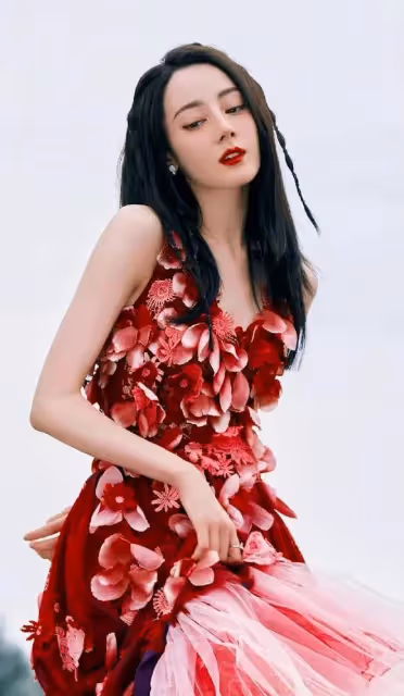 迪麗熱巴和黃景瑜被扒出戀愛細節，男方前任女友疑似內涵熱巴
