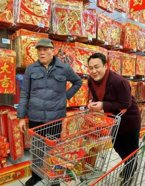 張頌文:47歲成頂流一夜爆紅,遇粉絲接機不知所措,可以買房子了
