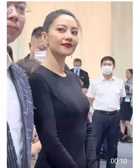高圓圓：顏值下滑影響事業P圖拼性感，結果卻被指太假