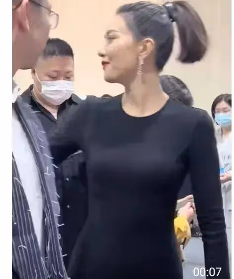高圓圓:顏值下滑影響事業P圖拼性感,結果卻被指太假