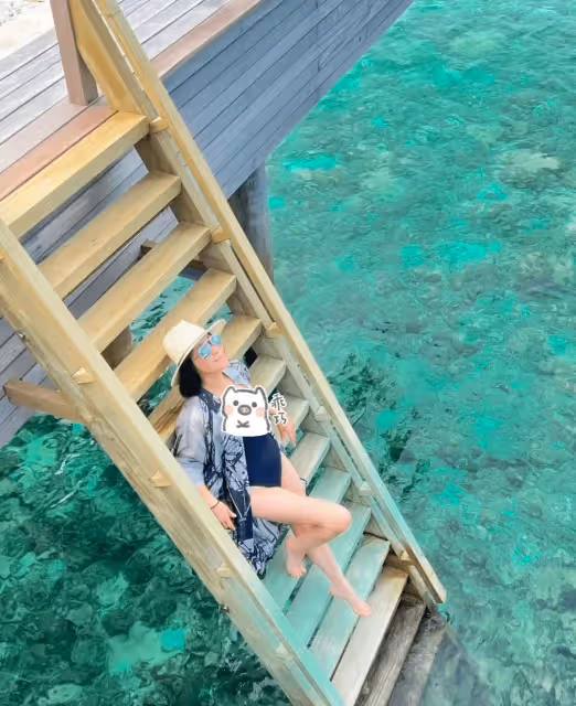 58歲劉嘉玲曬泳裝美照!海邊度假太瀟灑,身材凹凸有致大長腿吸睛