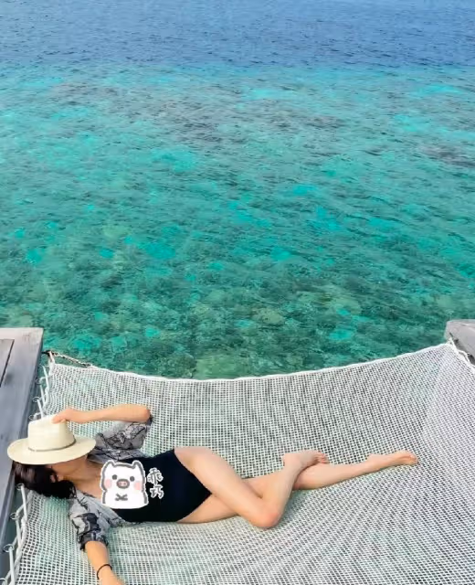 58歲劉嘉玲曬泳裝美照!海邊度假太瀟灑,身材凹凸有致大長腿吸睛