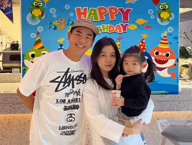 柯有倫罕曬全家福!2歲女兒像爺爺柯受良,騎爸爸脖子撒歡太溫馨