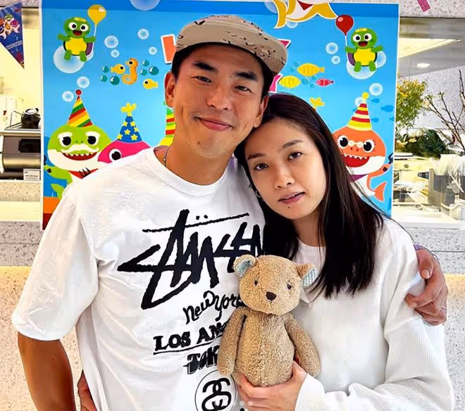 柯有倫罕曬全家福!2歲女兒像爺爺柯受良,騎爸爸脖子撒歡太溫馨