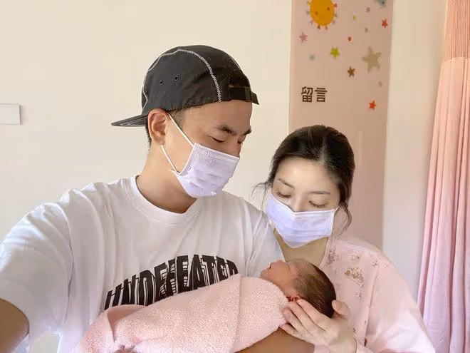 柯有倫罕曬全家福!2歲女兒像爺爺柯受良,騎爸爸脖子撒歡太溫馨