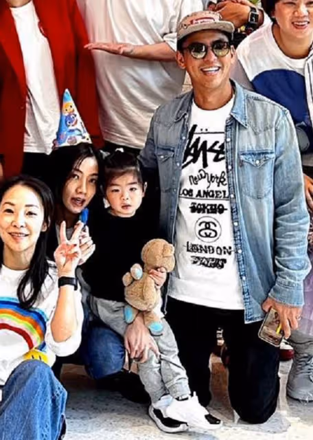 柯有倫罕曬全家福!2歲女兒像爺爺柯受良,騎爸爸脖子撒歡太溫馨