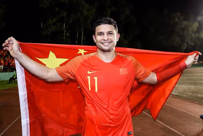 美麗動人！香港花滑天后馬曉晴曬中國護照，李可和艾克森重返中超