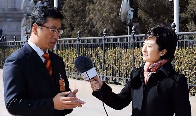 張泉靈27歲嫁給45歲的李鐵，面對親朋好友的質疑，她選擇了沉默