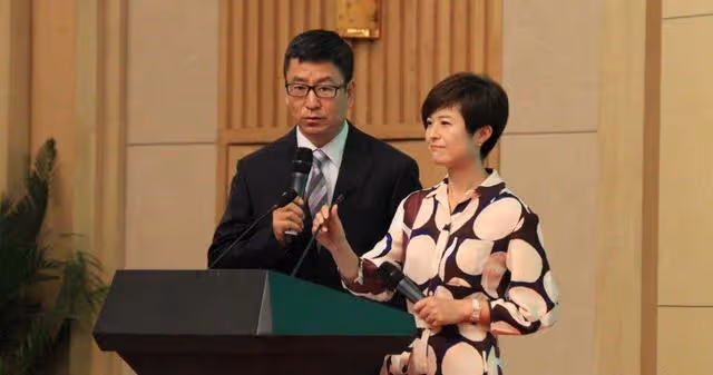 張泉靈27歲嫁給45歲的李鐵，面對親朋好友的質疑，她選擇了沉默