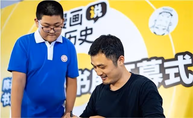 張泉靈27歲嫁給45歲的李鐵，面對親朋好友的質疑，她選擇了沉默