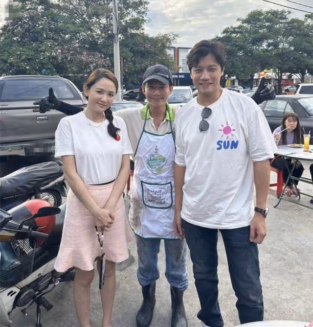 陳喬恩陪老公回馬來西亞,路邊攤吃炒粉接地氣,環境簡陋仍甜笑