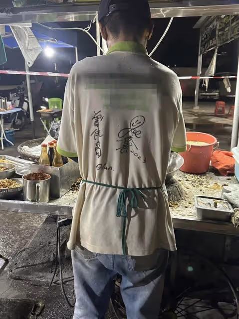 陳喬恩陪老公回馬來西亞,路邊攤吃炒粉接地氣,環境簡陋仍甜笑