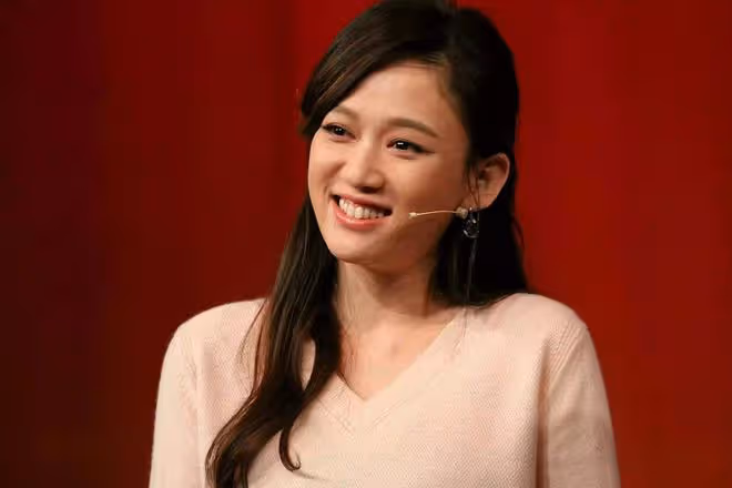 陳喬恩陪老公回馬來西亞,路邊攤吃炒粉接地氣,環境簡陋仍甜笑