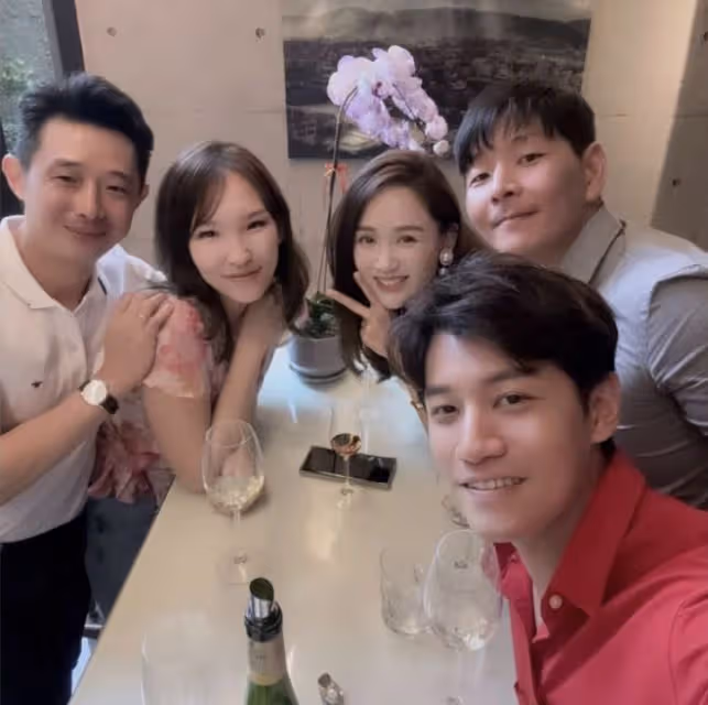 陳喬恩陪老公回馬來西亞,路邊攤吃炒粉接地氣,環境簡陋仍甜笑