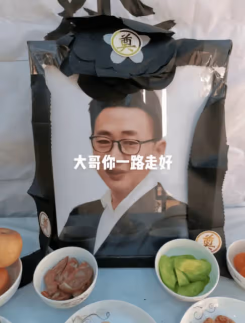 「永健哥」死因繫心梗,七旬老母白髮送黑髮,突逝前夕仍為錢奔波