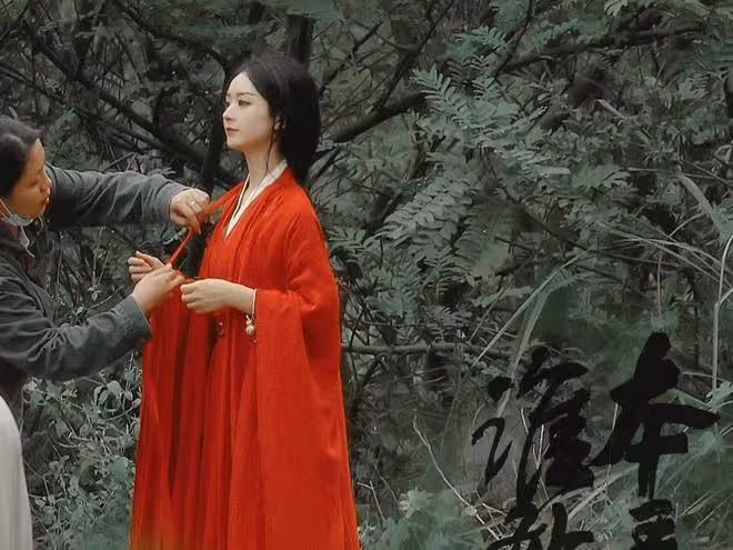 看了《折腰》再看《與鳳行》,都是素人轉演員,一個贏麻一個輸麻