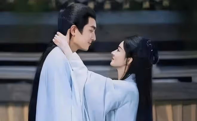 看了《折腰》再看《與鳳行》,都是素人轉演員,一個贏麻一個輸麻
