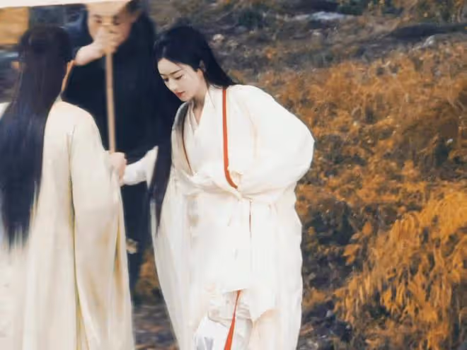看了《折腰》再看《與鳳行》,都是素人轉演員,一個贏麻一個輸麻