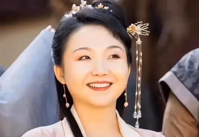 看了《折腰》再看《與鳳行》,都是素人轉演員,一個贏麻一個輸麻