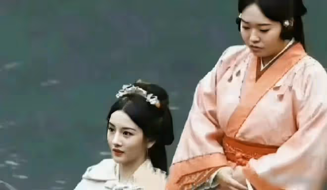 看了《折腰》再看《與鳳行》，都是素人轉演員，一個贏麻一個輸麻