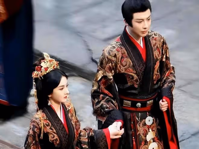 看了《折腰》再看《與鳳行》，都是素人轉演員，一個贏麻一個輸麻