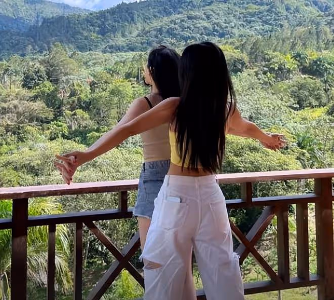 李嫣曬旅行照片,閨蜜一起塗指甲,穿弔帶衣服做溫情動作