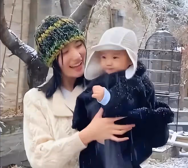 李嫣曬旅行照片，閨蜜一起塗指甲，穿弔帶衣服做溫情動作