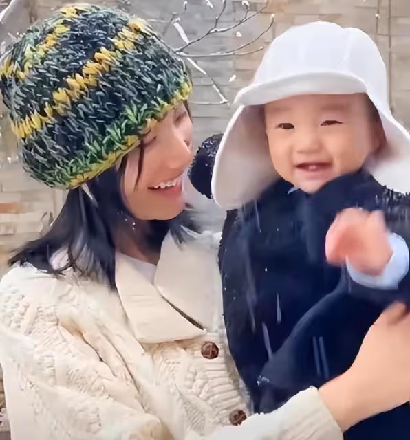 李嫣曬旅行照片，閨蜜一起塗指甲，穿弔帶衣服做溫情動作