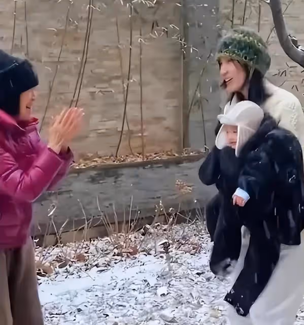 李嫣曬旅行照片，閨蜜一起塗指甲，穿弔帶衣服做溫情動作