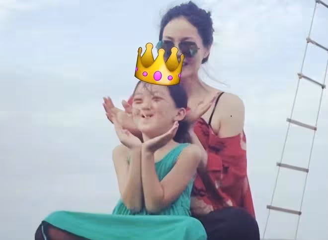 李嫣曬旅行照片，閨蜜一起塗指甲，穿弔帶衣服做溫情動作
