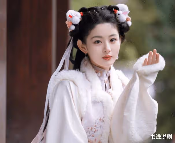 讓於正連發14張美照,被網友贊長得像趙麗穎,22歲趙晴勢頭真猛!