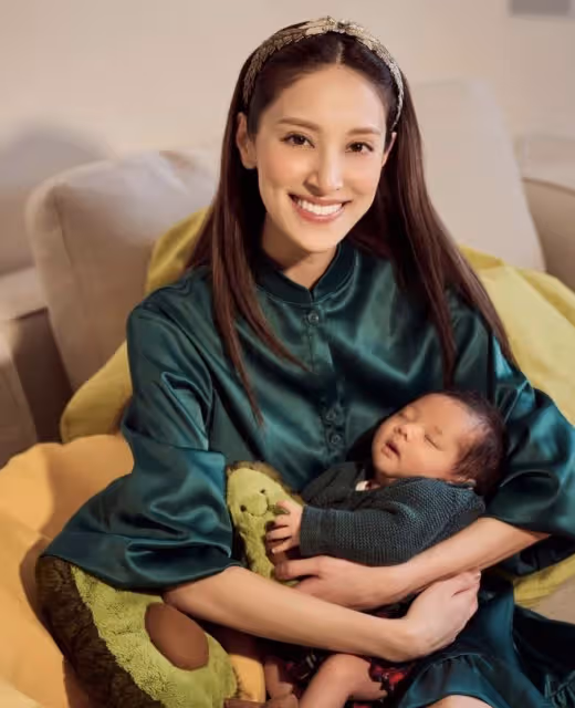 鄭嘉穎夫婦慶祝三胎兒子滿月,陳凱琳恢復元氣,寶寶長得像混血兒