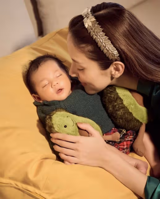 鄭嘉穎夫婦慶祝三胎兒子滿月,陳凱琳恢復元氣,寶寶長得像混血兒