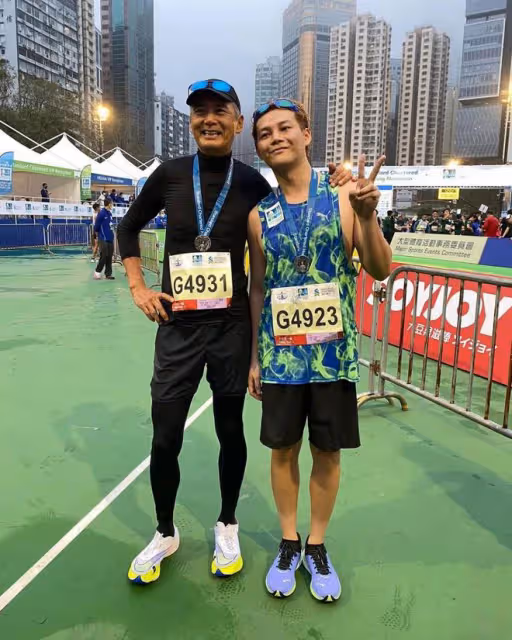 67歲周潤發跑渣打馬拉松,滿臉褶皺魚尾紋搶鏡,一小時跑完10公里