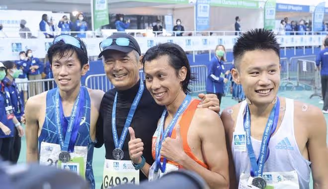 67歲周潤發跑渣打馬拉松,滿臉褶皺魚尾紋搶鏡,一小時跑完10公里