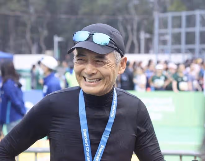 67歲周潤發跑渣打馬拉松,滿臉褶皺魚尾紋搶鏡,一小時跑完10公里