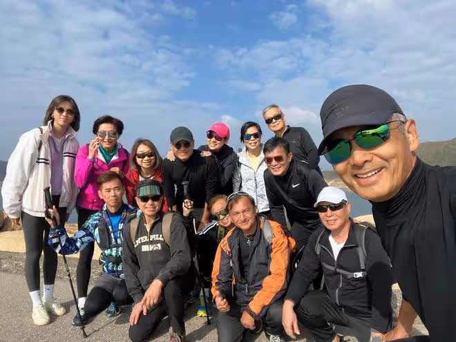 67歲周潤發跑渣打馬拉松,滿臉褶皺魚尾紋搶鏡,一小時跑完10公里