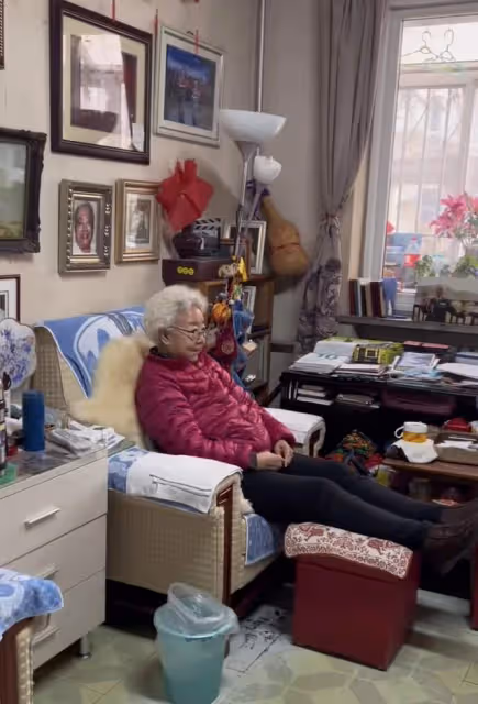 94歲戲骨田華與8歲重孫追劇，家中內景太簡陋，客廳狹小地板裂縫