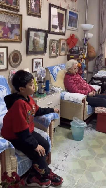 94歲戲骨田華與8歲重孫追劇，家中內景太簡陋，客廳狹小地板裂縫