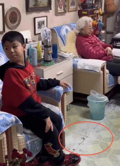 94歲戲骨田華與8歲重孫追劇，家中內景太簡陋，客廳狹小地板裂縫