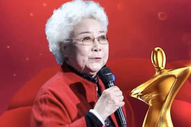 94歲戲骨田華與8歲重孫追劇，家中內景太簡陋，客廳狹小地板裂縫