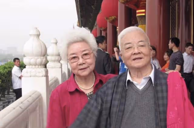 94歲戲骨田華與8歲重孫追劇,家中內景太簡陋,客廳狹小地板裂縫