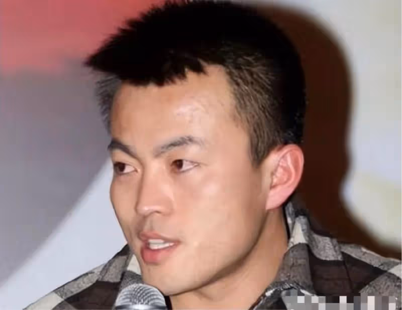 原來「唐小龍」是最大贏家!父親是圈內知名導演,妻子貌美如花