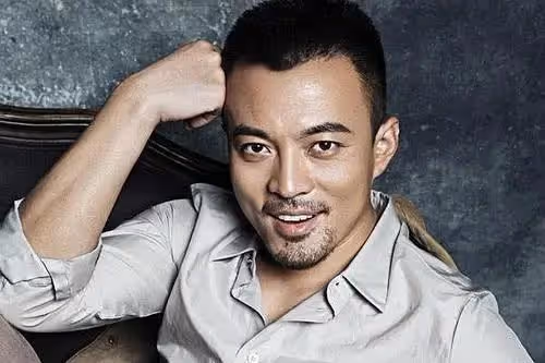 原來「唐小龍」是最大贏家!父親是圈內知名導演,妻子貌美如花