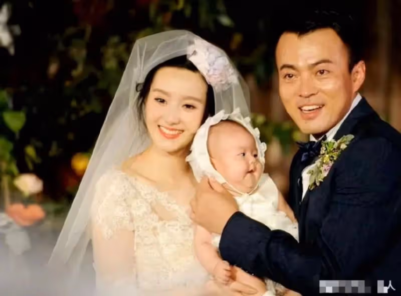 原來「唐小龍」是最大贏家!父親是圈內知名導演,妻子貌美如花