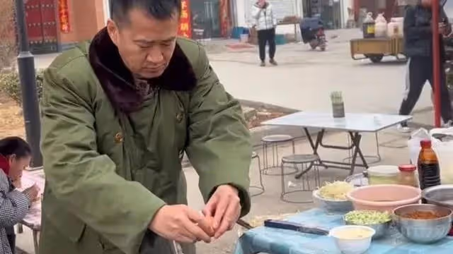 演員李嘉明現狀好慘！無戲拍淪落路邊賣炒麵，曾為電視亂收費發聲
